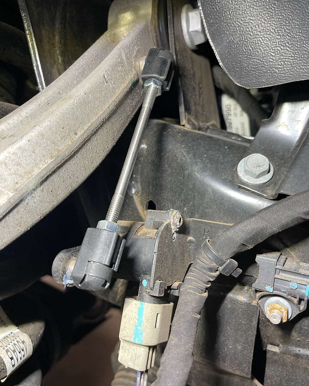 Adjustable Ride Height Sensor Connector Rod installed on 2025+ Ram RHO